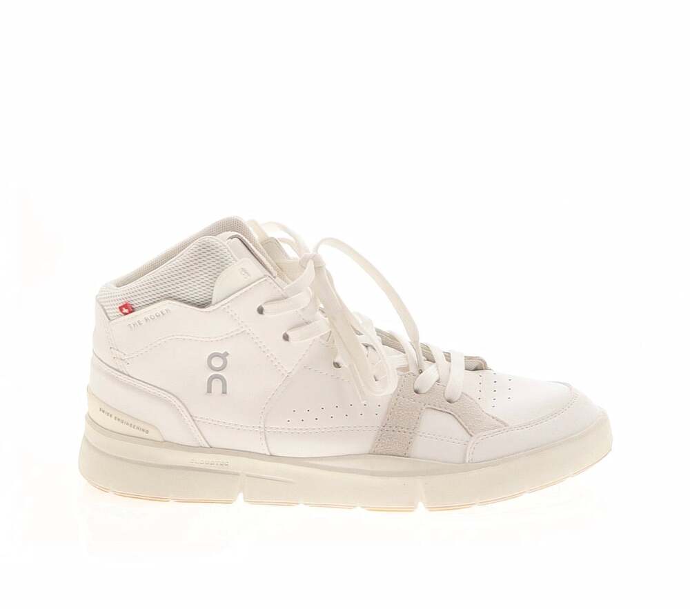 On Cloud The On The Roger Clubhouse Mid is a retro-inspired sneaker